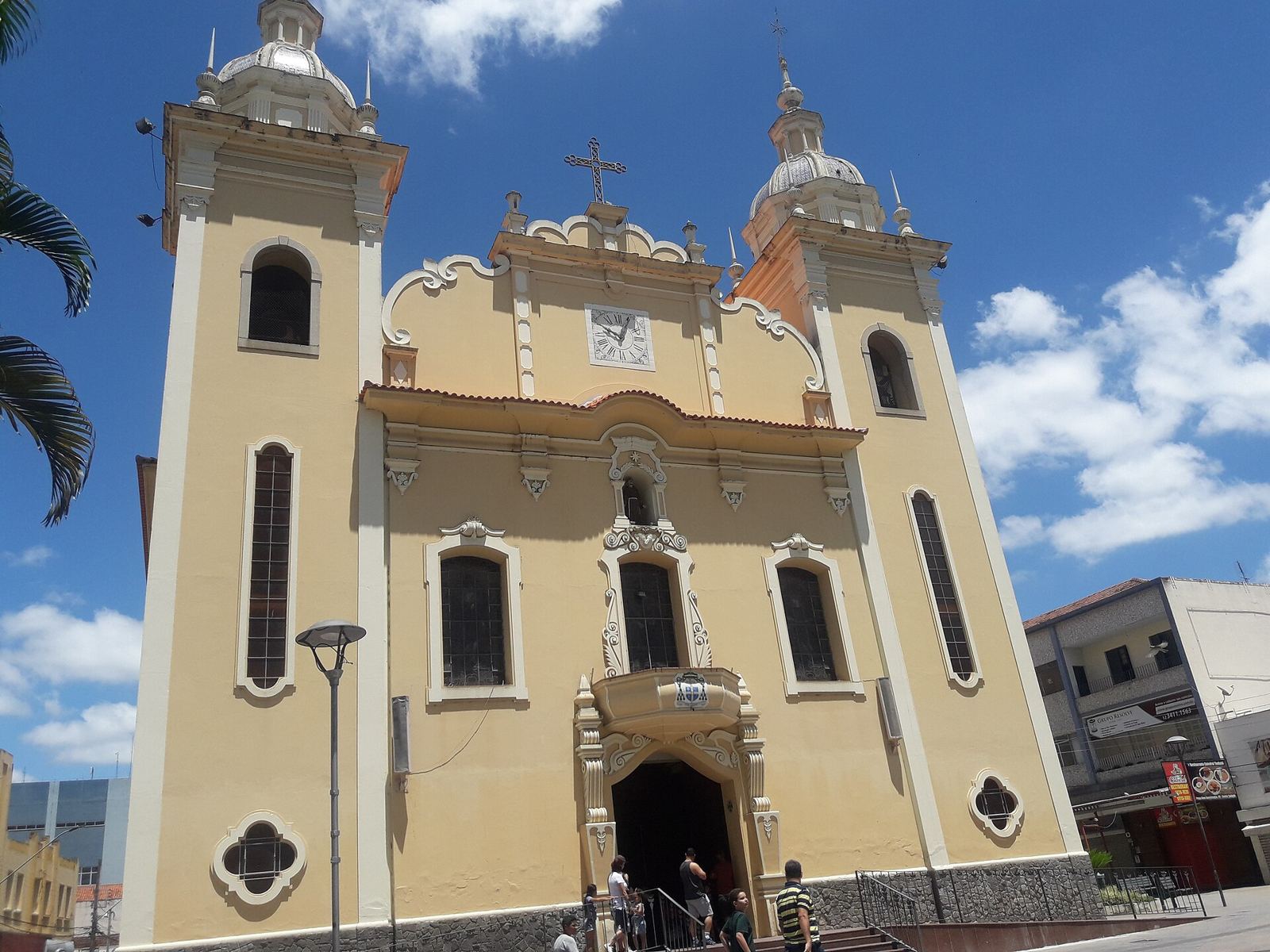 Fachada amarela da Catedral de São Francisco das Chagas, em Taubaté