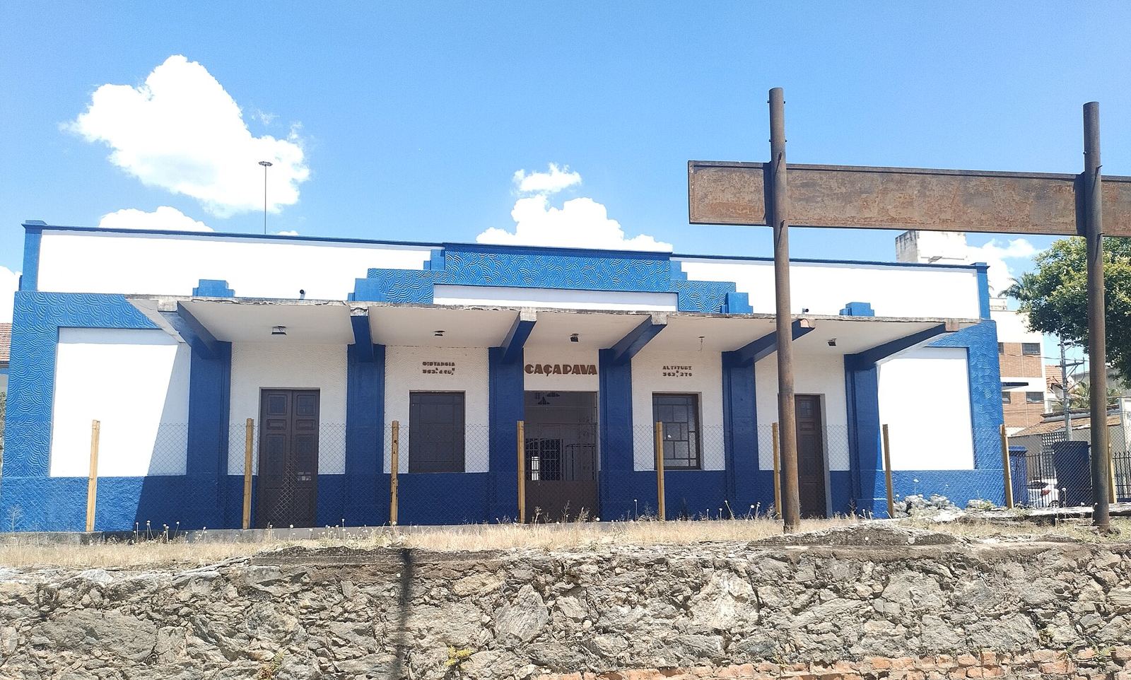Antiga estação ferroviária de Caçapava, prédio branco e azul
