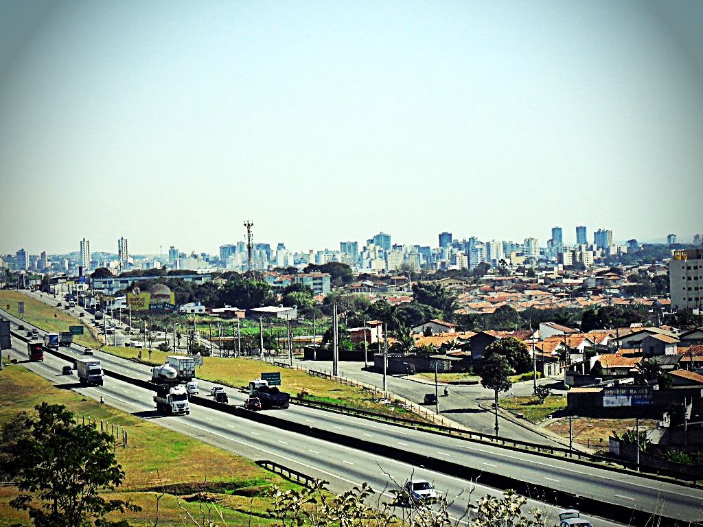 Vista de Taubaté com a Via Dutra
